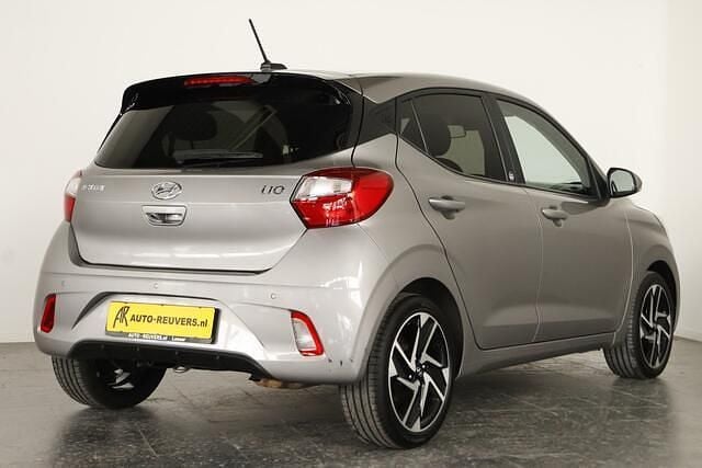 Bruin, metallic lak Gebruikt 2021 Hyundai i10 Premium Hatchback | € 12.900 (Eerlijke prijs) - Afbeelding 1/4