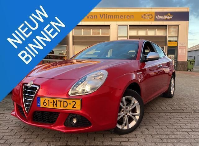 Rood, metallic lak Gebruikt 2010 Alfa Romeo Giulietta Distinctive Hatchback | € 7.750 (Eerlijke prijs) - Afbeelding 1/4