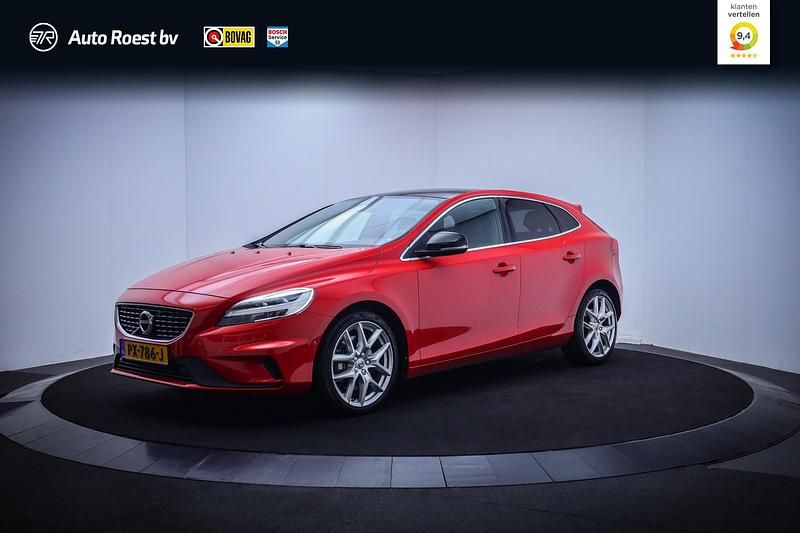 Rood Occasion 2017 Volvo V40 Business Edition Hatchback | € 20.225 (Eerlijke prijs) - Afbeelding 1/4