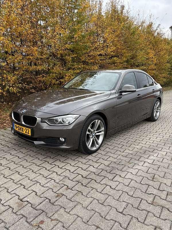 Bruin Occasion 2013 BMW 320 Sedan | € 7.500 (Goede deal) - Afbeelding 1/4