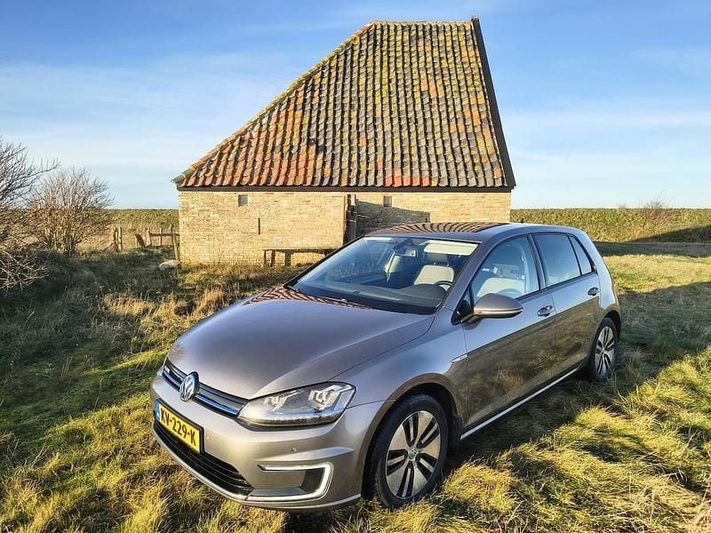 Grijs (metallic) Occasion 2015 VW e-Golf Hatchback | € 7.000 - Afbeelding 1/4