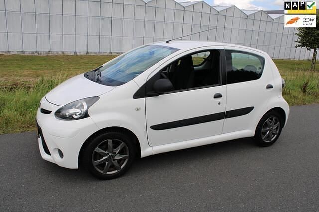 Wit Gebruikt 2014 Toyota Aygo Hatchback | € 5.250 (Eerlijke prijs) - Afbeelding 1/4