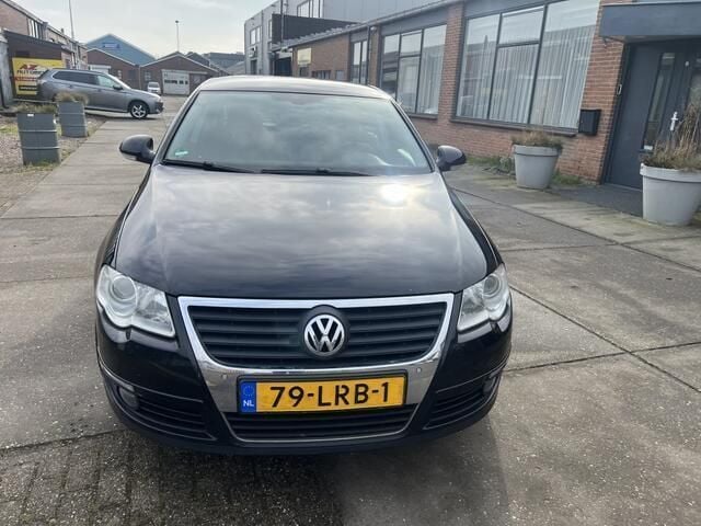 Zwart Gebruikt 2010 VW Passat Comfortline Sedan | € 2.750 (Goede deal) - Afbeelding 1/4