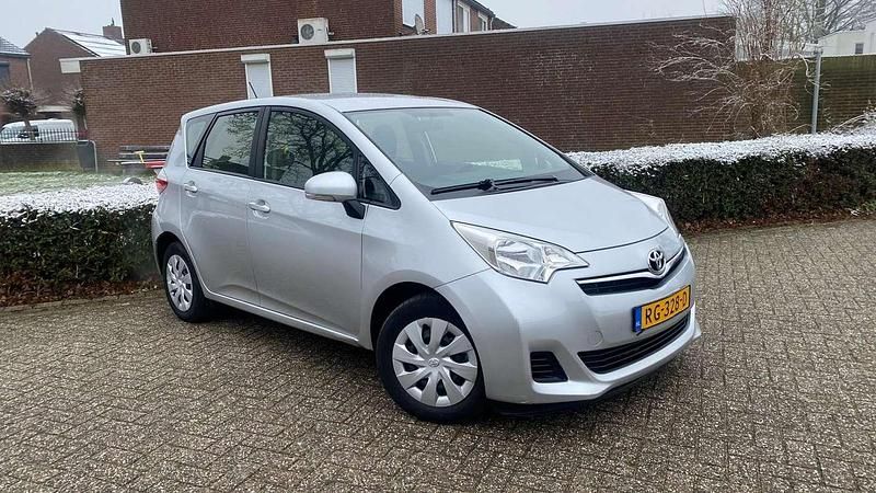 Occasion Toyota Verso-S Comfort 99 PK (72 kW) 2012 Grijs (metallic) MPV