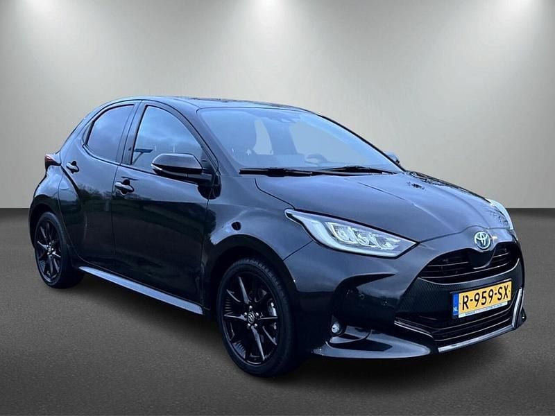 Zwart (metallic) Gebruikt 2022 Toyota Yaris Hybrid Executive Hatchback | € 23.401 (Duur) - Afbeelding 1/4