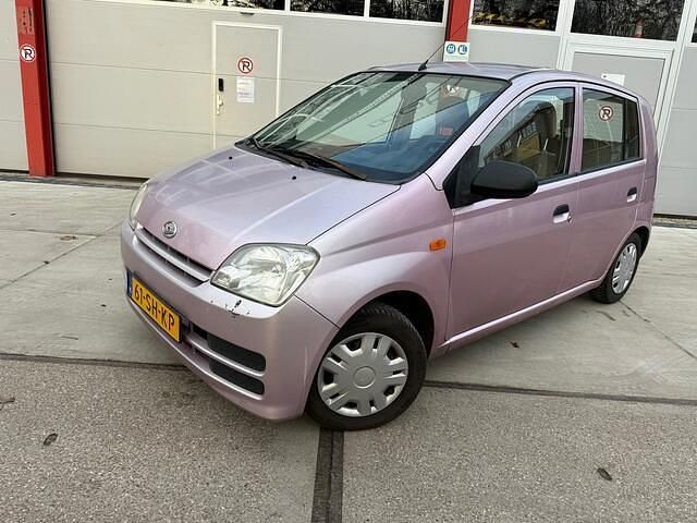 Rood Occasion 2006 Daihatsu Cuore Hatchback | € 999 (Eerlijke prijs) - Afbeelding 1/4
