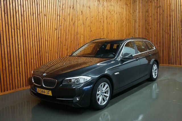 Grijs Occasion 2012 BMW 520 Executive Stationwagen | € 8.900 (Duur) - Afbeelding 1/4