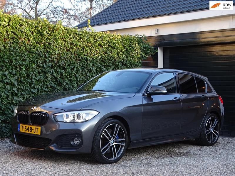 Grijs (metallic) Gebruikt 2018 BMW 118 Executive Hatchback | € 16.950 (Goede deal) - Afbeelding 1/4
