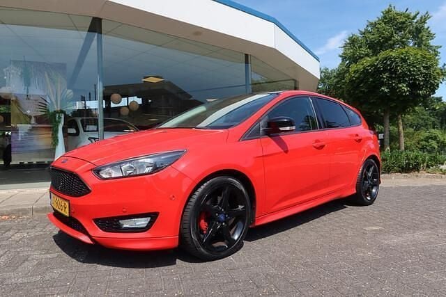 Rood Gebruikt 2016 Ford Focus Hatchback | € 10.900 (Eerlijke prijs) - Afbeelding 1/4