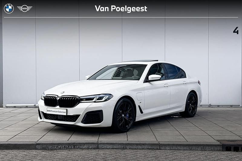 Alpinweiss iii (300) Gebruikt 2021 BMW 545e Executive Sedan | € 49.900 (Goede deal) - Afbeelding 1/4