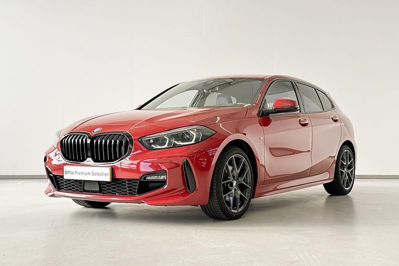 Occasion BMW 118 Executive 140 PK (102 kW) 2021 Melbourne rot metallic (rood metallic) Hatchback