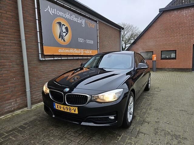 Zwart (metallic) Occasion 2016 BMW 320 Hatchback | € 7.445 - Afbeelding 1/4