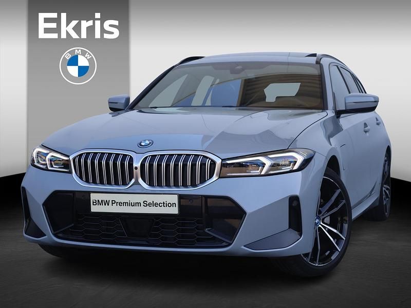 Grijs Gebruikt 2024 BMW 330e M Sport Stationwagen | € 53.900 (Eerlijke prijs) - Afbeelding 1/4