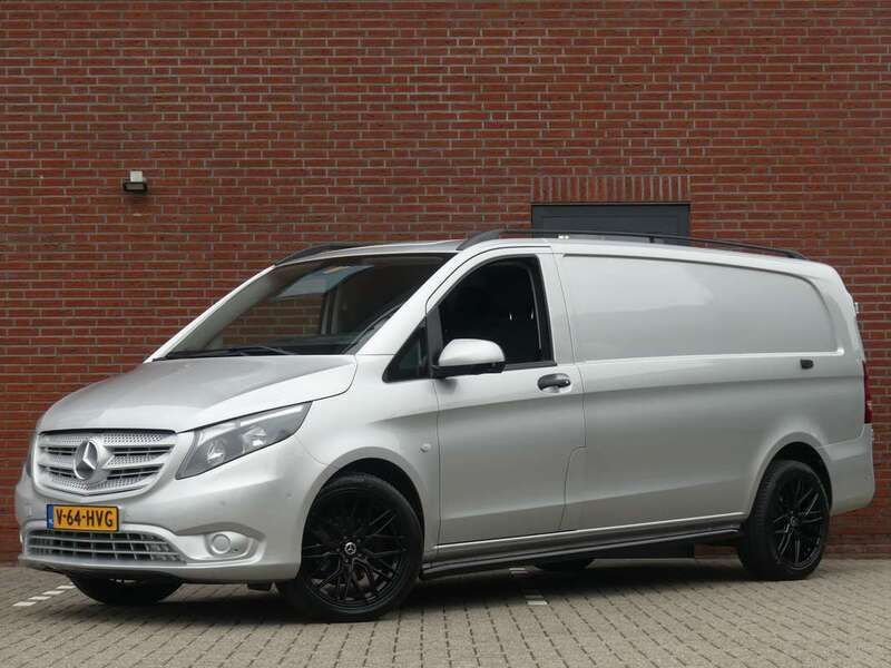 Grijs Gebruikt 2022 Mercedes Vito MPV | € 26.950 (Iets duurder) - Afbeelding 1/4