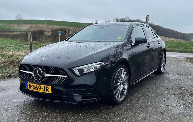Zwart Gebruikt 2020 Mercedes A250 AMG line Sedan | € 25.900 (Eerlijke prijs) - Afbeelding 1/4