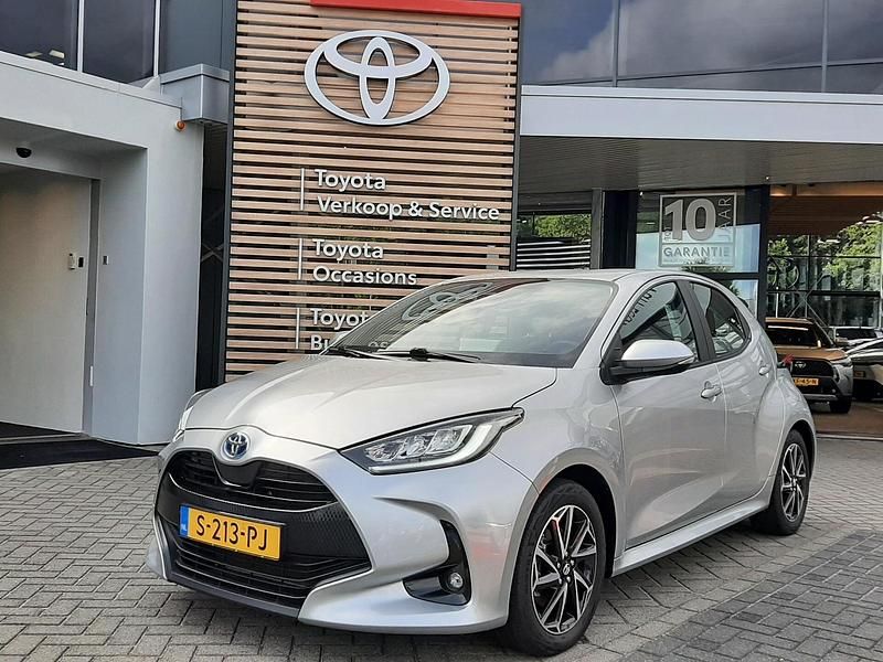 Grijs Gebruikt 2023 Toyota Yaris Hatchback | € 21.390 (Eerlijke prijs) - Afbeelding 1/4