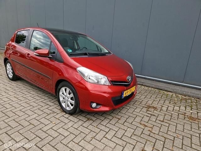 Occasion Toyota Yaris Executive 99 PK (72 kW) 2012 Rood Hatchback