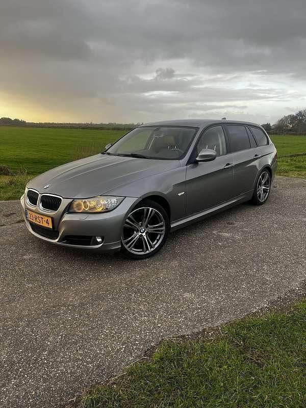 Grijs Gebruikt 2011 BMW 318 Stationwagen | € 5.750 (Eerlijke prijs) - Afbeelding 1/4