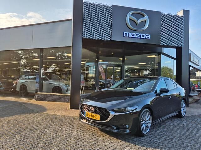 Jet black Gebruikt 2022 Mazda 3 Sportive Sedan | € 23.950 (Eerlijke prijs) - Afbeelding 1/4