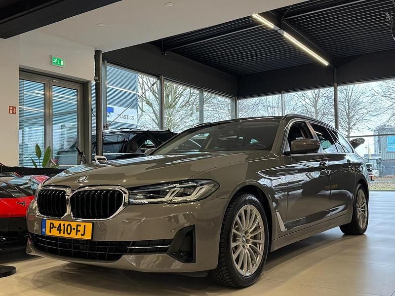 Grijs Occasion 2022 BMW 520 Stationwagen | € 29.950 (Super prijs) - Afbeelding 1/4