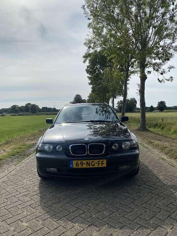 Zwart Gebruikt 2003 BMW 318 Compact Hatchback | € 2.250 (Eerlijke prijs) - Afbeelding 1/4