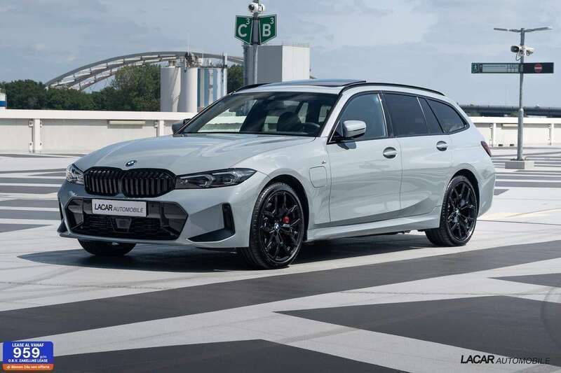 Grijs Gebruikt 2024 BMW 330e M Sport Stationwagen | € 72.450 - Afbeelding 1/4