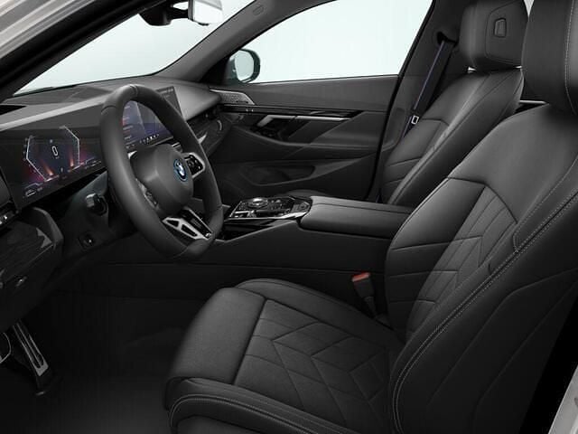 Nieuw BMW 550e M Sport 489 PK (359 kW) 2025 Grijs Stationwagen