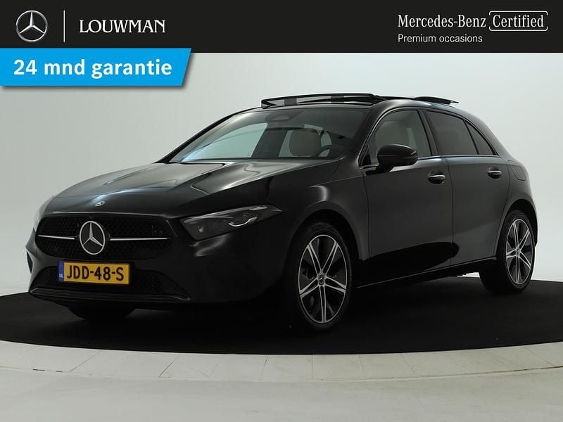 Donker nachtzwart Gebruikt 2024 Mercedes A250 Night Hatchback | € 38.945 (Eerlijke prijs) - Afbeelding 1/4