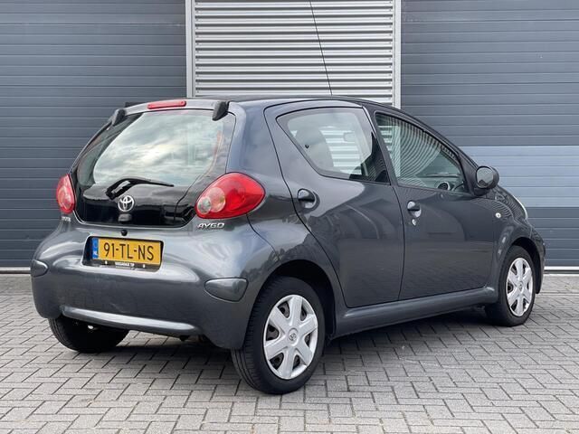 Occasion Toyota Aygo 68 PK (50 kW) 2006 Grijs Hatchback