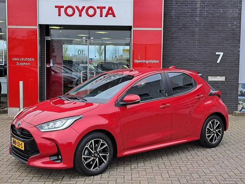 Rood Gebruikt 2022 Toyota Yaris Hybrid Hatchback | € 22.400 (Iets duurder) - Afbeelding 1/4