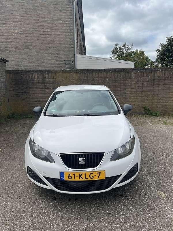 Wit Gebruikt 2010 Seat Ibiza MPV | € 2.000 (Eerlijke prijs) - Afbeelding 1/4