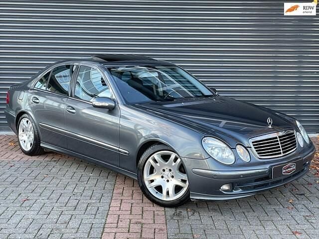 Grijs (metallic) Gebruikt 2006 Mercedes E320 Avantgarde Sedan | € 3.999 (Eerlijke prijs) - Afbeelding 1/4