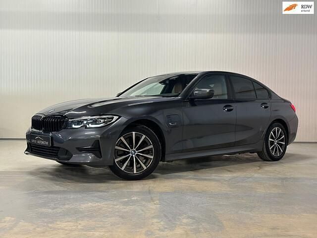Grijs Occasion 2022 BMW 320 Shadowline Sedan | € 32.400 (Iets duurder) - Afbeelding 1/4
