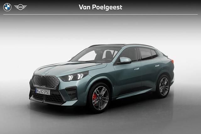 Cape york green metallic (c5y) (groen metallic) Nieuw 2025 BMW iX2 M Sport SUV | € 63.176 (Eerlijke prijs) - Afbeelding 1/4