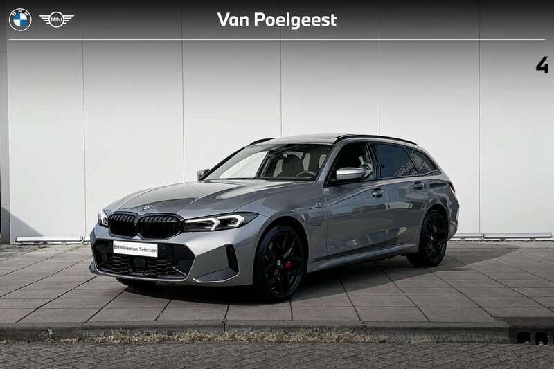 Skyscraper grau metallic (grijs metallic) Gebruikt 2024 BMW 330e M Sport Stationwagen | € 59.900 (Duur) - Afbeelding 1/4