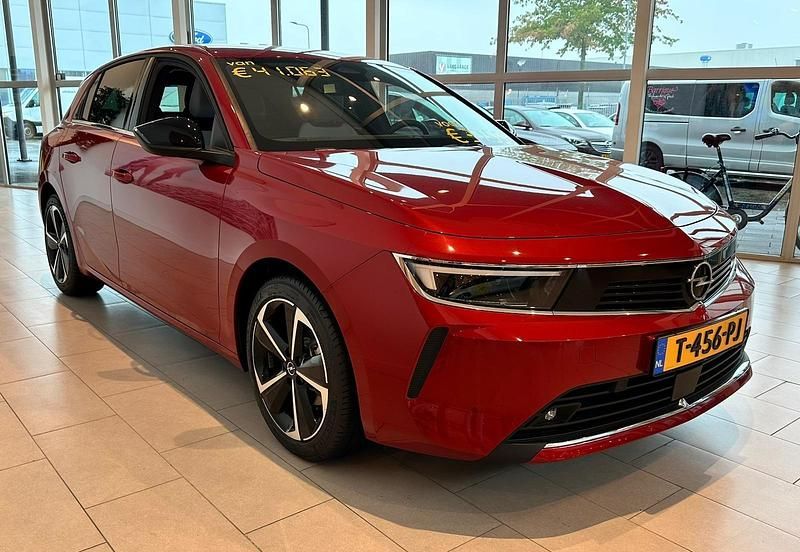 Occasion Opel Astra Business Elegance 131 PK (96 kW) 2023 Rood Hatchback