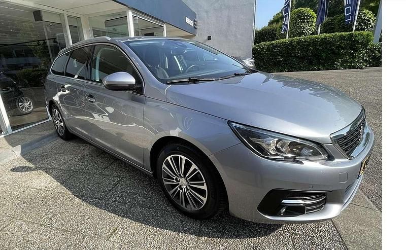 Grijs Occasion 2021 Peugeot 308 SW S Stationwagen | € 12.950 (Super prijs) - Afbeelding 1/4