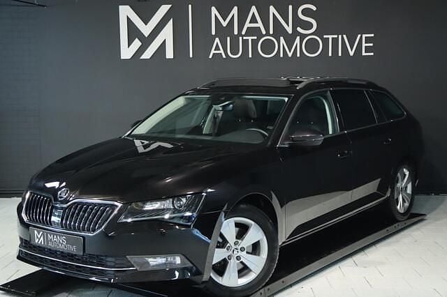 Zwart Gebruikt 2018 Skoda Superb Stationwagen | € 19.950 (Goede deal) - Afbeelding 1/4