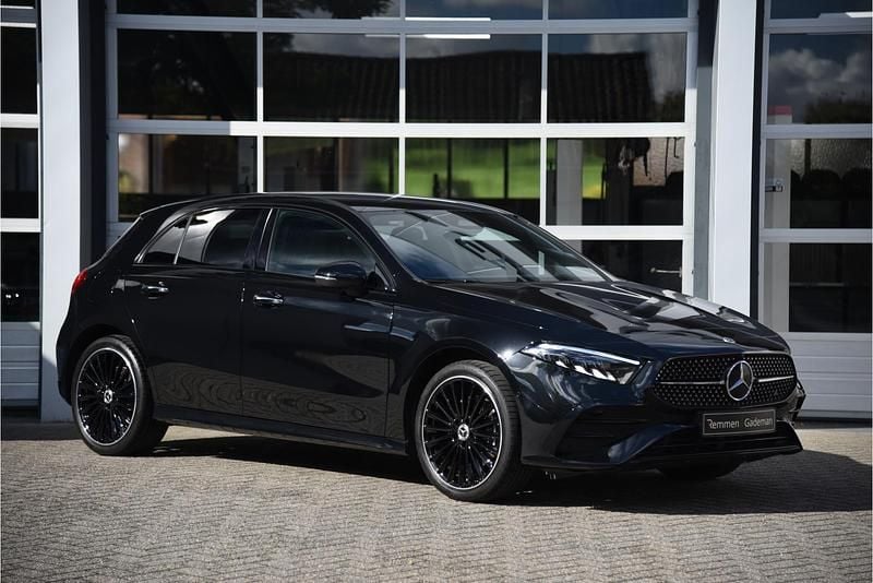 Zwart Gebruikt 2023 Mercedes A250 AMG line Hatchback | € 42.875 - Afbeelding 1/4