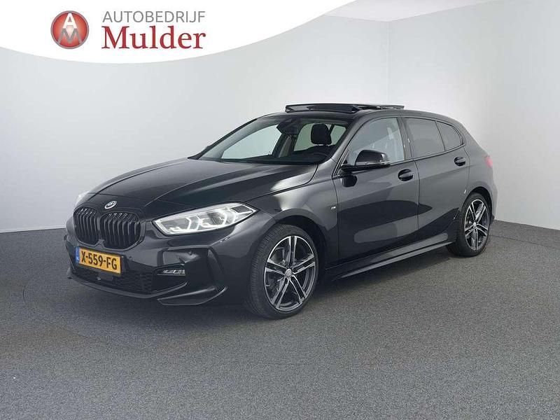 Zwart Gebruikt 2020 BMW 118 Executive Hatchback | € 24.945 (Eerlijke prijs) - Afbeelding 1/4