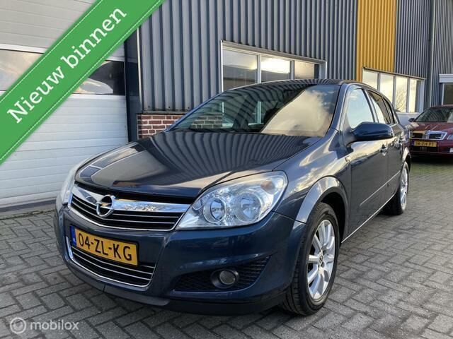 Grijs, metallic lak Gebruikt 2008 Opel Astra Hatchback | € 2.450 (Eerlijke prijs) - Afbeelding 1/4
