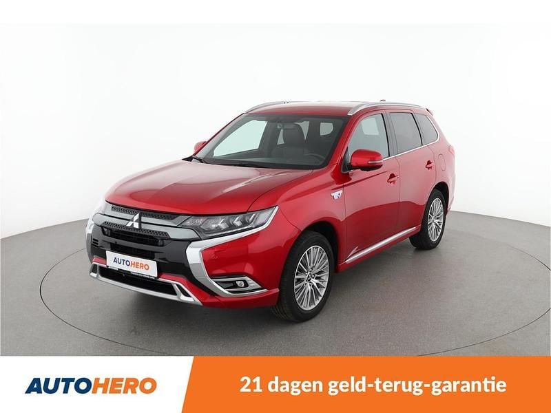 Rood (metallic) Gebruikt 2021 Mitsubishi Outlander P-HEV Plus SUV | € 26.449 (Goede deal) - Afbeelding 1/4