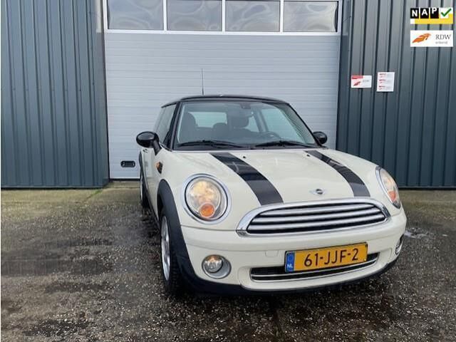 Wit, metallic lak Gebruikt 2009 Mini Cooper Business Hatchback | € 3.750 (Eerlijke prijs) - Afbeelding 1/4