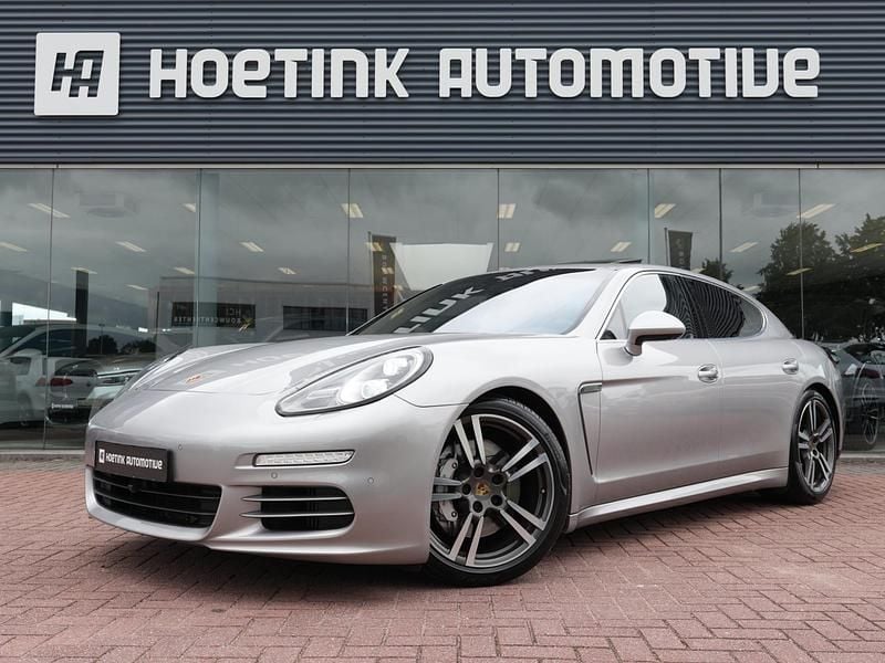 Grijs, metallic lak Gebruikt 2015 Porsche Panamera Sedan | € 38.940 (Eerlijke prijs) - Afbeelding 1/4