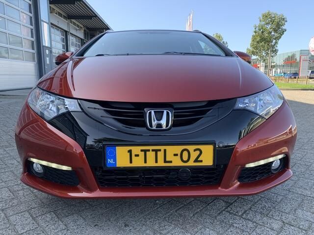 Rood Gebruikt 2014 Honda Civic Stationwagen | € 9.750 (Eerlijke prijs) - Afbeelding 1/4