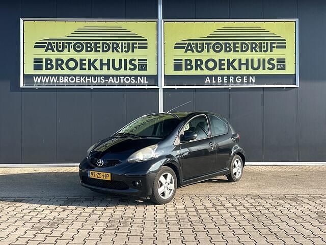 Zwart (metallic) Occasion 2008 Toyota Aygo Sport Hatchback | € 1.450 (Goede deal) - Afbeelding 1/4
