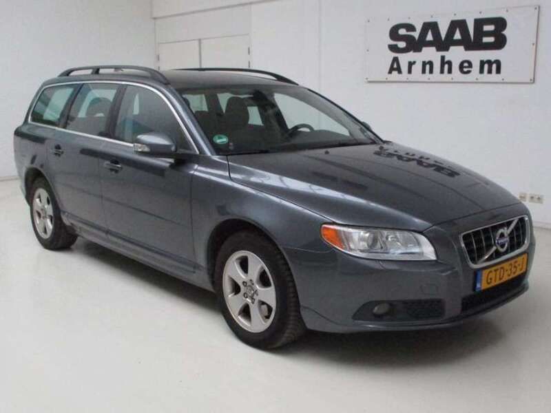 Grijs, metallic lak Gebruikt 2010 Volvo V70 Momentum Stationwagen | € 9.999 (Iets duurder) - Afbeelding 1/4