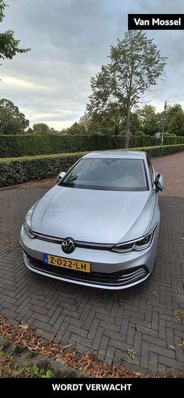 Grijs Gebruikt 2023 VW Golf VIII Style Hatchback | € 28.900 (Goede deal) - Afbeelding 1/4