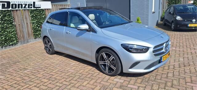 Grijs Gebruikt 2019 Mercedes B180 Premium Plus MPV | € 23.895 (Eerlijke prijs) - Afbeelding 1/4