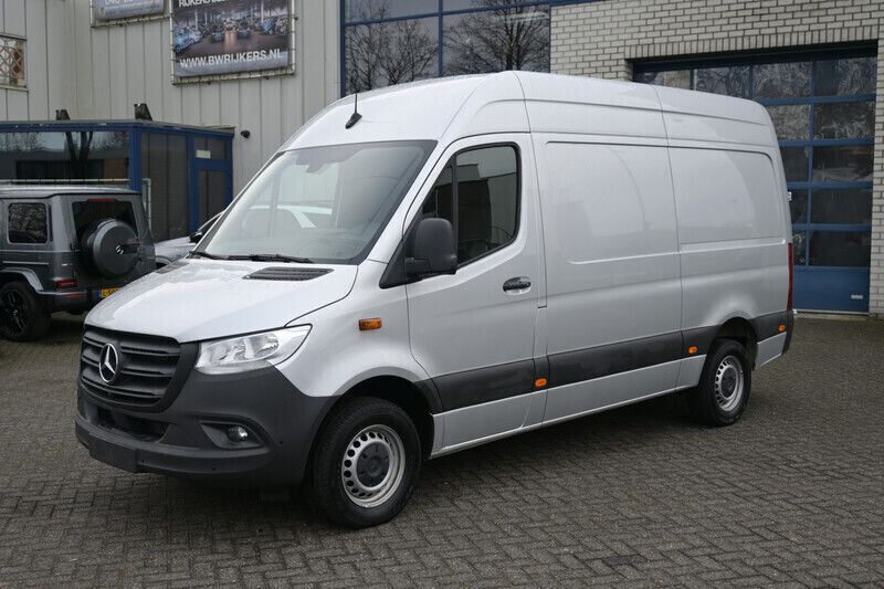 Zilver Gebruikt 2022 Mercedes Sprinter Van | € 29.950 (Goede deal) - Afbeelding 1/4